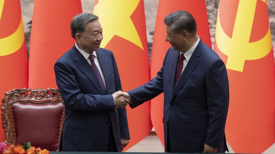 As Trump escalates tariffs on China and Vietnam, Xi Jinping and China’s defense chief launch coordinated diplomatic and military visits to Hanoi, signaling a major push to counter U.S. trade pressure and strengthen Beijing’s strategic foothold in Southeast Asia.