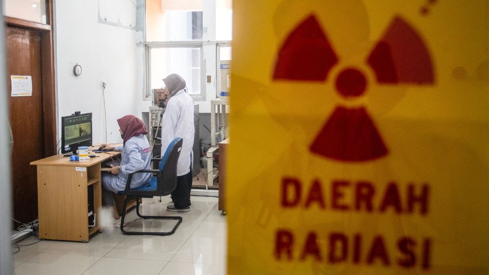 Technicians check a radiation monitoring system at BRIN’s Kartini Reactor in Yogyakarta, May 22, 2025. Indonesia eyes nuclear energy power to meet energy demand and cut emissions, with its first SMR targeted by 2032.