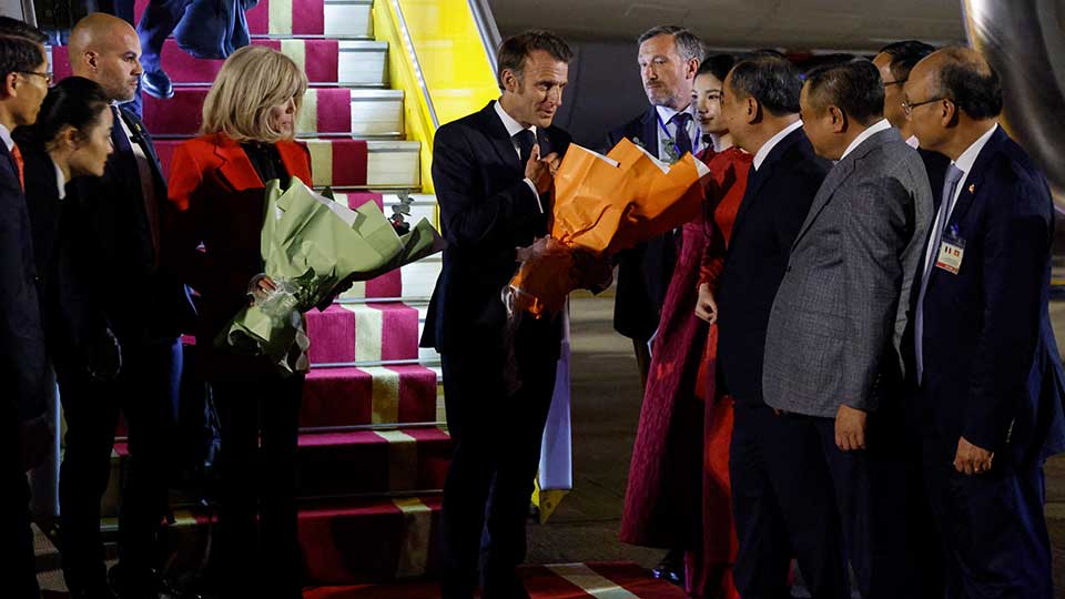         
        
            
            
        
    Macron Arrives in Vietnam, Offers French Partnership Amid U.S.-China Rivalry