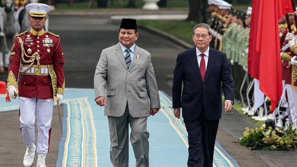         
        
            
            
        
    China, Indonesia Sign Broad Cooperation Agreements