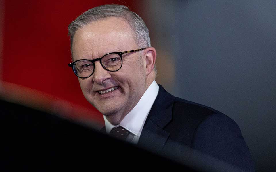         
        
            
            
        
    Australia PM in China to Boost Trade Despite Regional Angst