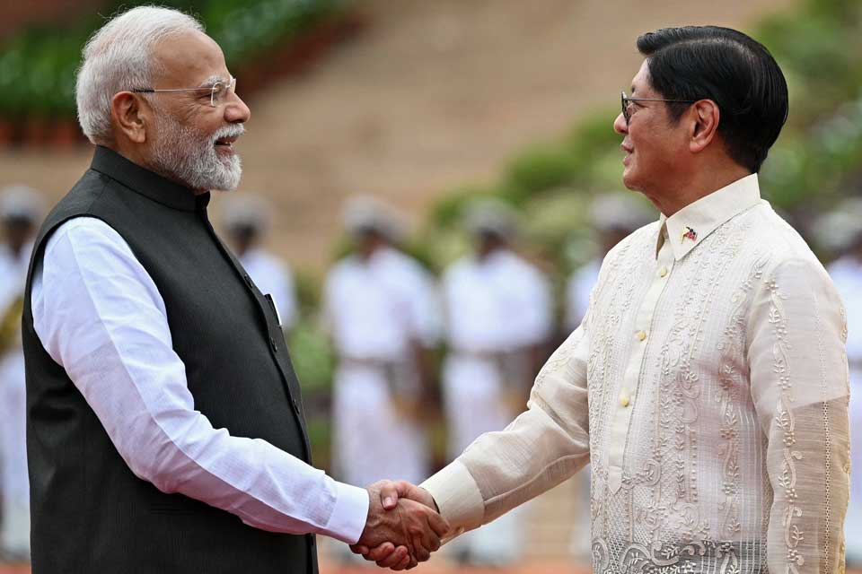         
        
            
            
        
    Philippines’ Marcos Strikes Defense Deals in India