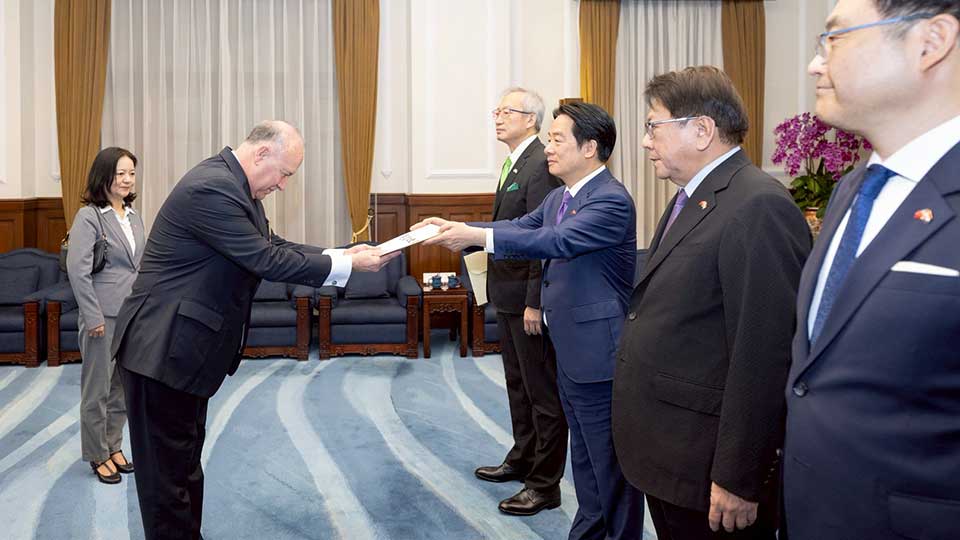         
        
            
            
        
    Paraguay’s New Ambassador Presents Credentials to Taiwan’s President