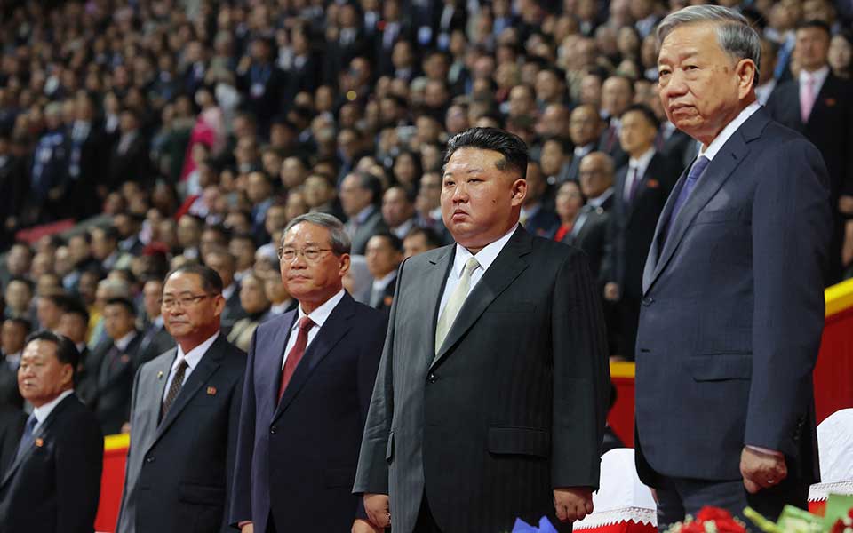         
        
            
            
        
    North Korea’s Kim Hails ‘Cooperative’ Ties With China at State Celebration