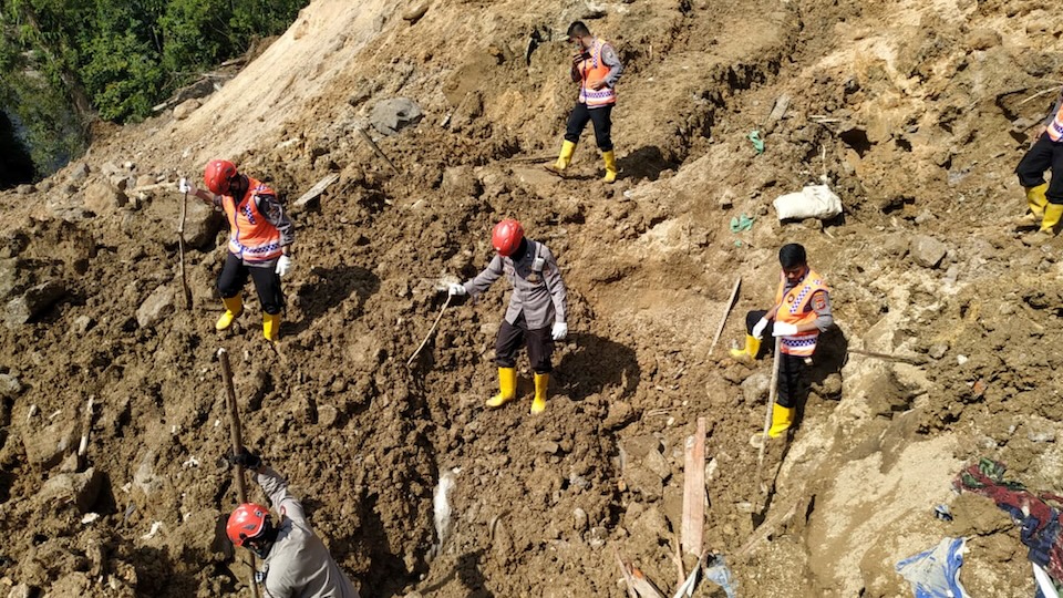 Rescuers search for survivors after a rain-sparked landslide killed at least nine people near a Chinese-backed power plant in Batang Toru, South Tapanuli, North Sumatra on May 4, 2021. President Prabowo Subianto has decided to revoke the permit of a China-backed Batangtoru hydropower plant on the island Photo by Oktafianus / AFP