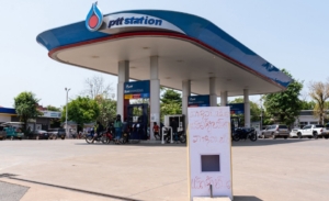 A handwritten sign reading "Diesel run out and gasoline run out" is displayed at a PTT gas station in the Donkoi district of Vientiane on March 10, 2026, amid rising petrol prices. The oil prices spike caused by the war in the Middle East has provoked anxiety across Asia. Photo / AFP