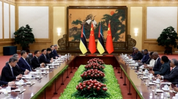 China's President Xi Jinping and Mozambique's President Daniel Chapo attend a meeting at the Great Hall of the People in Beijing, China April 21, 2026. Haruna Furuhashi/Pool via REUTERS