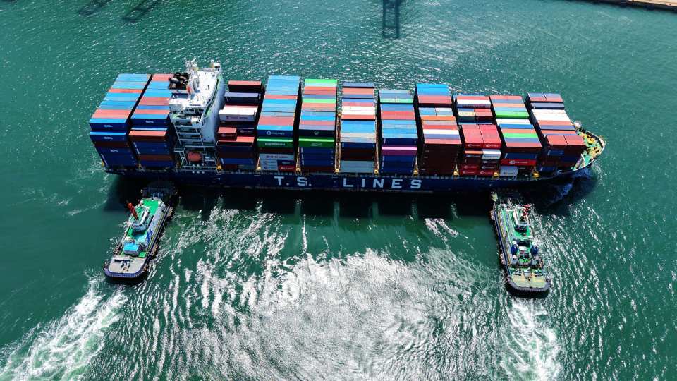 China April Exports Rebound Strongly, Trade Surplus Widens Ahead of Trump Visit